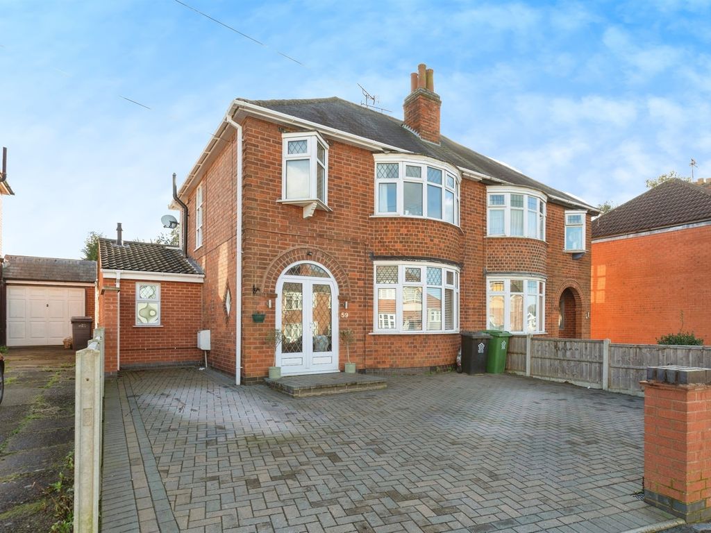 3 bed semidetached house for sale in Cardinals Walk, Leicester LE5, £