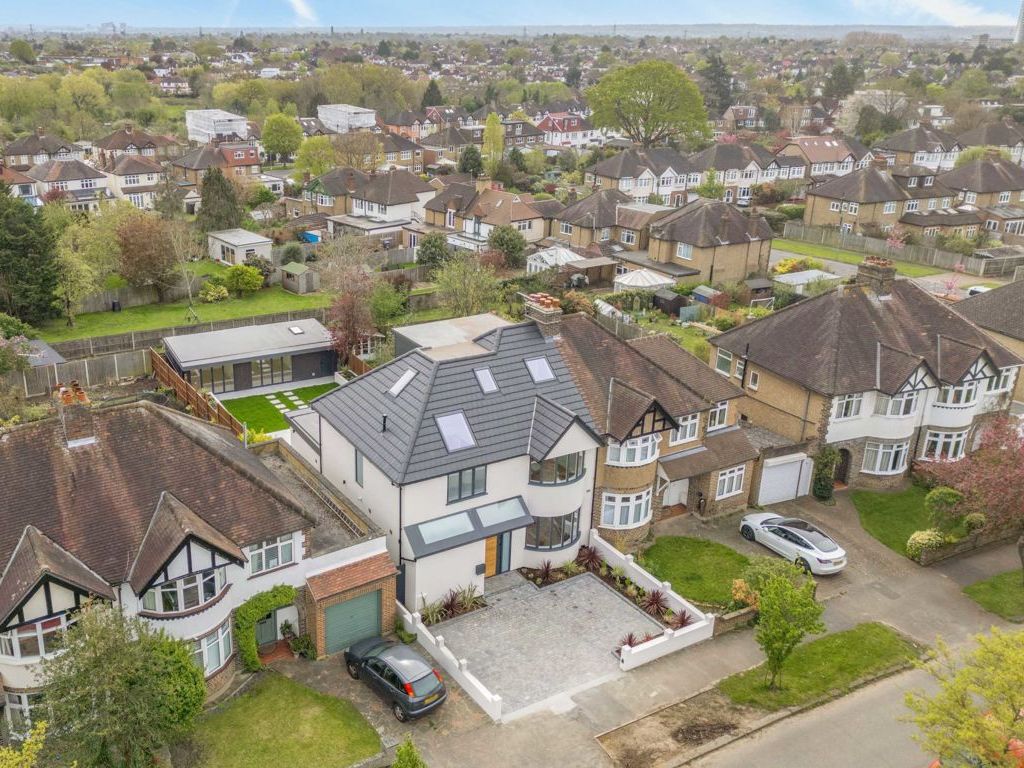 4 bed semidetached house for sale in Chiltern Drive, Berrylands