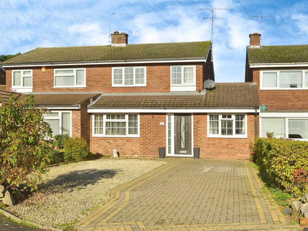 4 bed semidetached house for sale in Frensham Drive, Bletchley, Milton