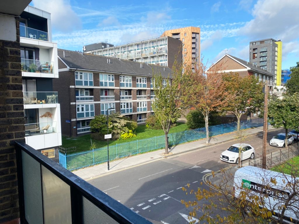 Room to rent in Hassett Road, London E9, £850 pcm Zoopla
