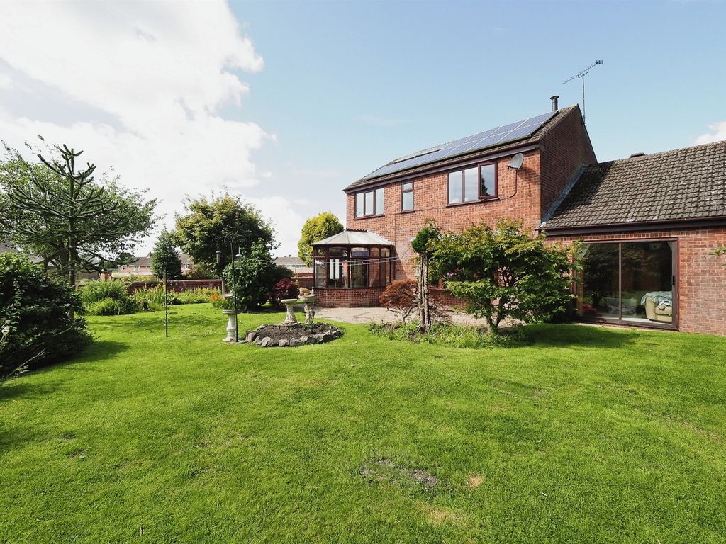 4 bed detached house for sale in Pendean Close, Blackwell, Alfreton