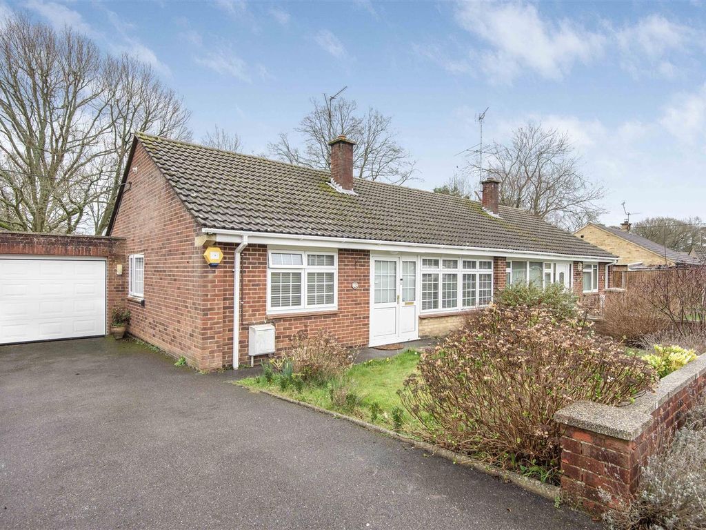 3 bed semidetached bungalow for sale in The Crescent, Mortimer Common