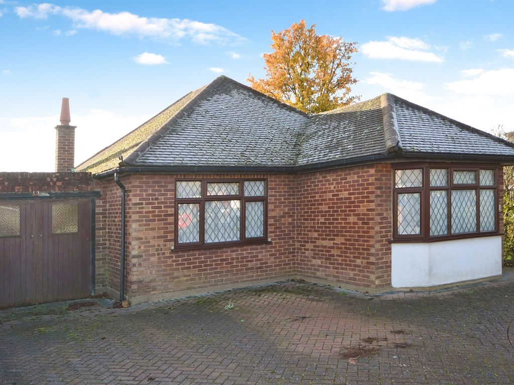 2 bed detached bungalow for sale in Dunmow Gardens, West Horndon