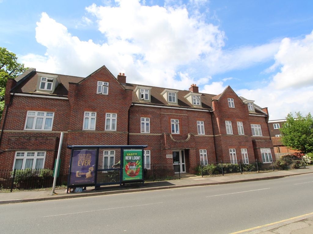 2 bed penthouse for sale in High Road, Byfleet, West Byfleet KT14, £