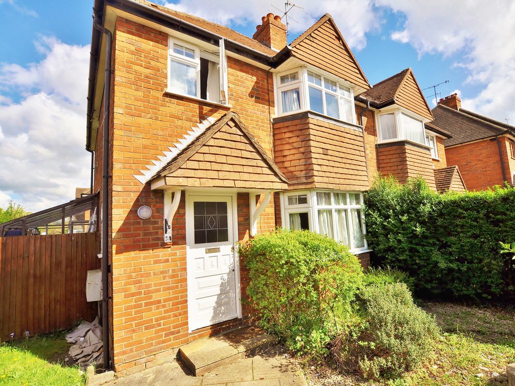 4 bed semidetached house to rent in Cherry Tree Avenue, Guildford