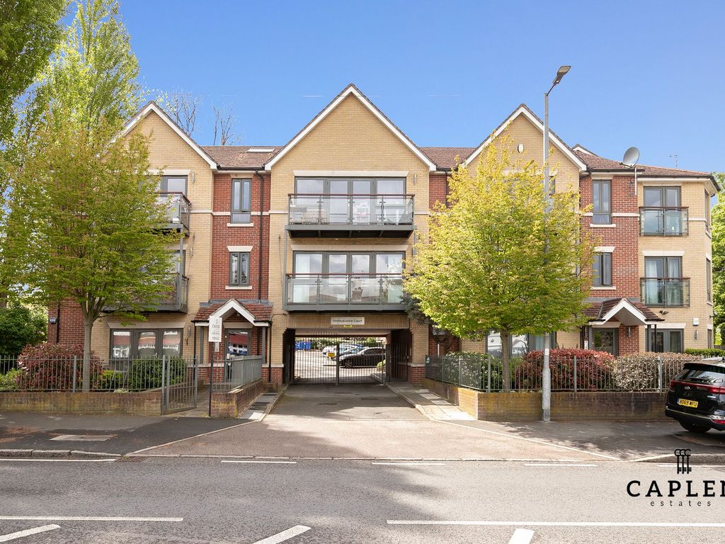3 bed flat for sale in Honeysuckle Court, Buckhurst Way IG9, £400,000