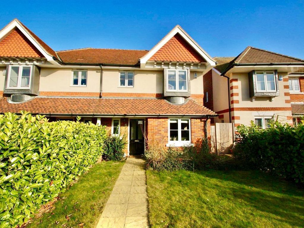 3 bed semidetached house for sale in Swallow Fields, Iver SL0 Zoopla