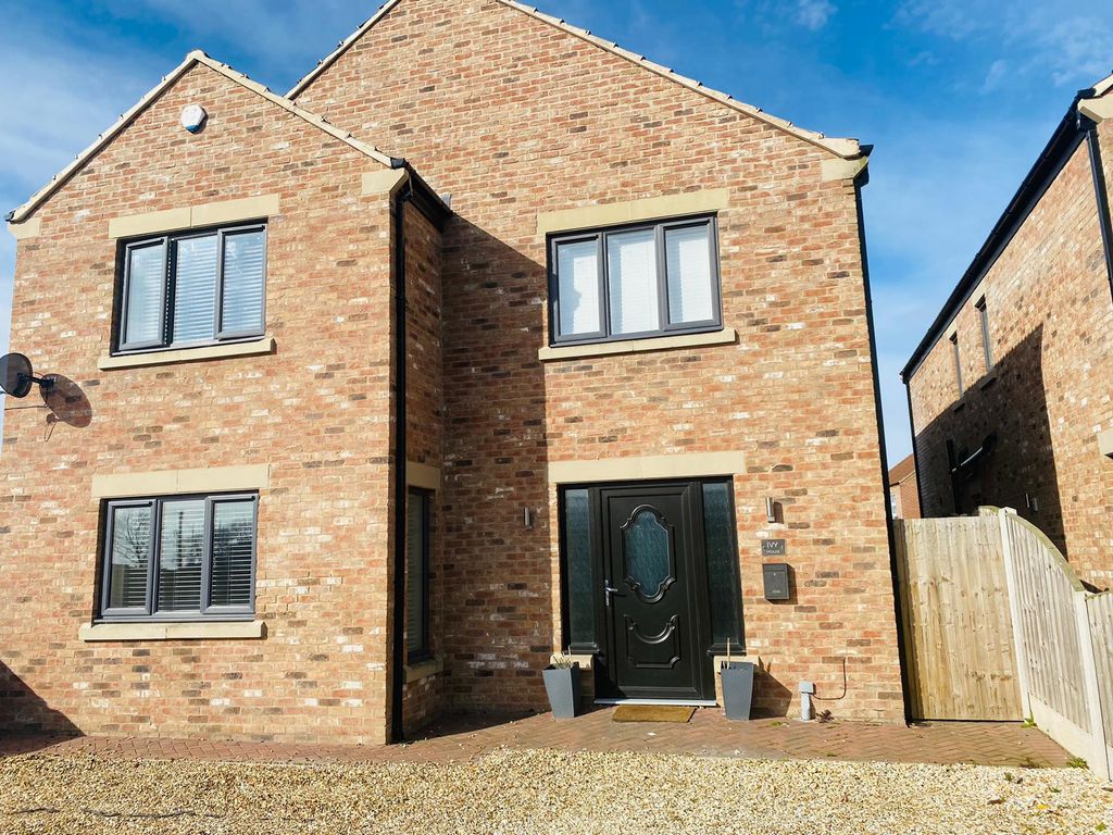4 bed detached house for sale in High Street, Eastrington, Goole DN14