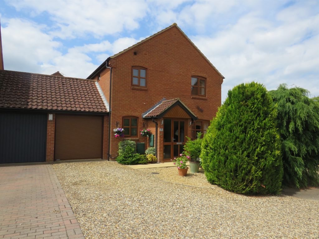 3 bed linkdetached house for sale in Williman Close, Heacham, King's