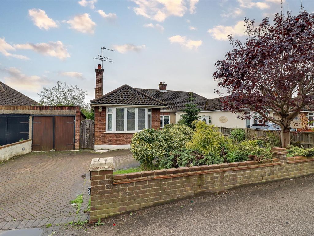 3 bed semidetached bungalow for sale in Hart Road, Benfleet SS7, £