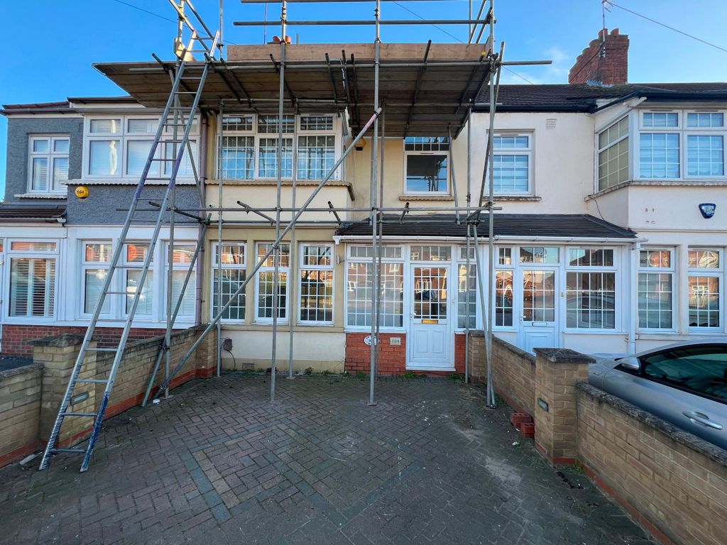 4 bed terraced house for sale in Fencepiece Road, Ilford IG6, £550,000