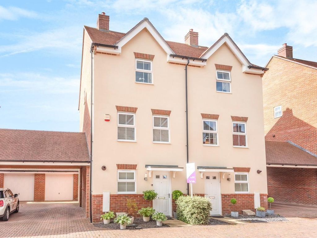 4 bed semidetached house to rent in Ellis Road, Broadbridge Heath