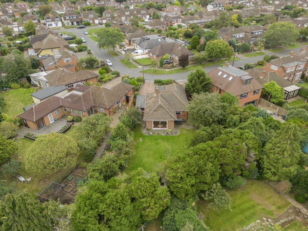 2 bed bungalow for sale in Maryland Way, SunburyOnThames TW16, £