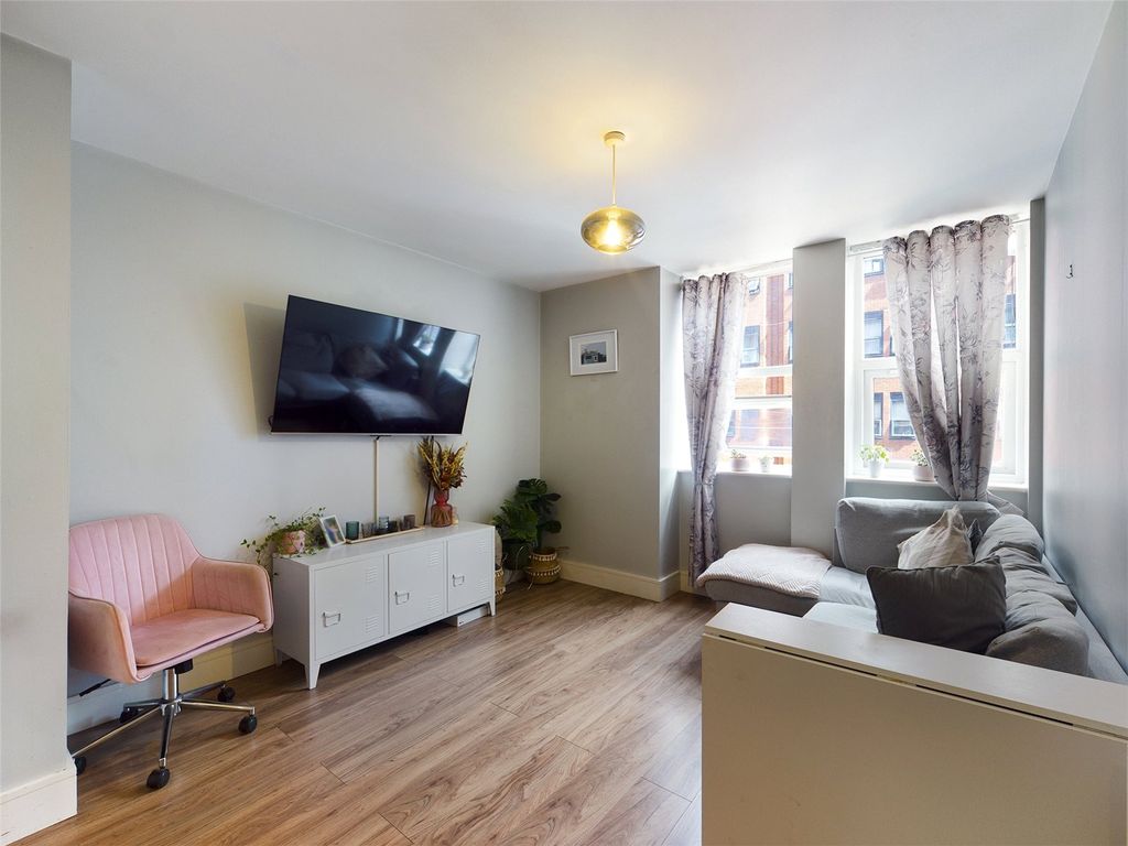 2 bed flat for sale in Mercury Gardens, Romford RM1 Zoopla