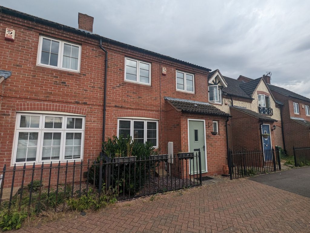 3 bed semidetached house to rent in West Lake Avenue, Hampton Vale