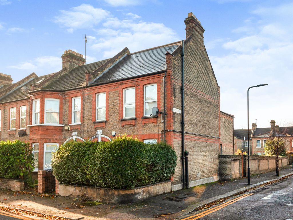 2 bed flat to rent in Hibbert Road, Walthamstow, London E17, £1,700 pcm