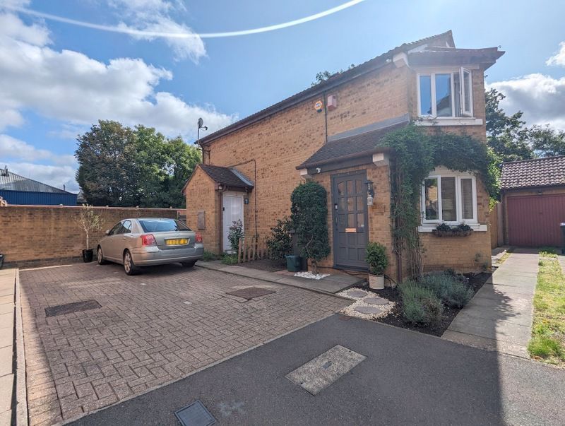4 bed semidetached house for sale in Tawny Close, Feltham TW13, £