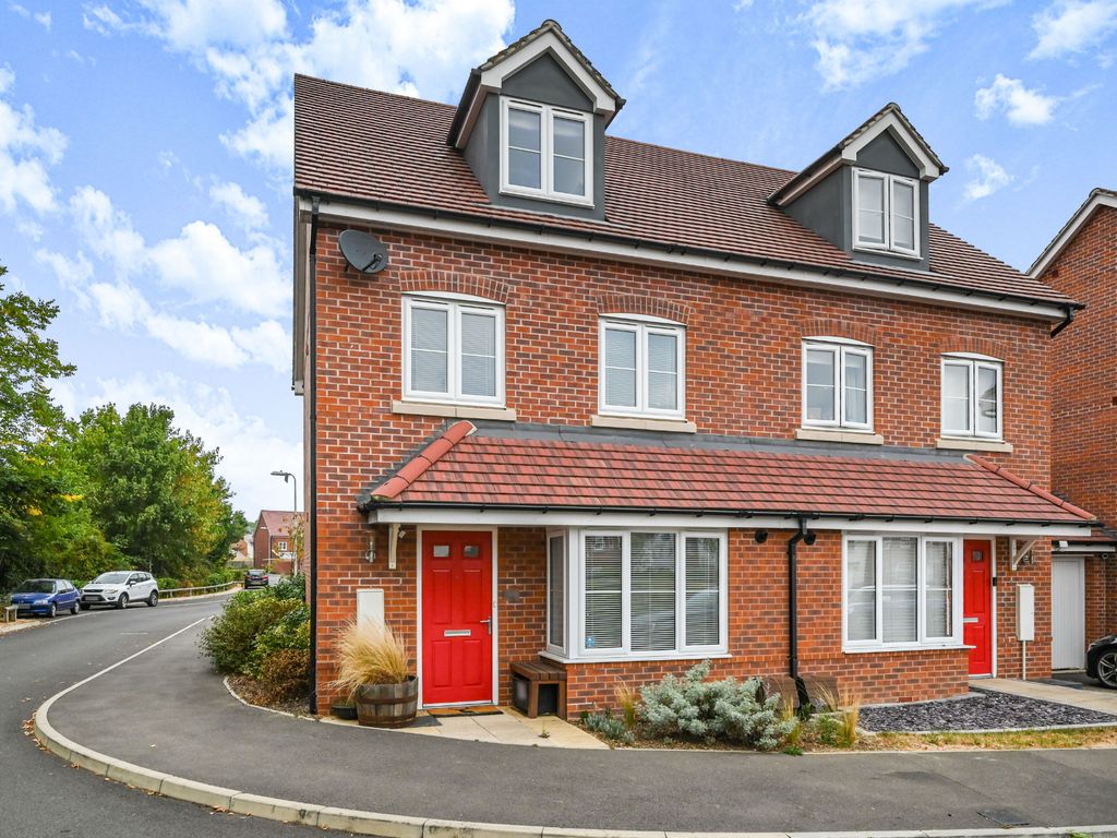 3 bed semidetached house for sale in Forest Road, Woodley, Reading RG5