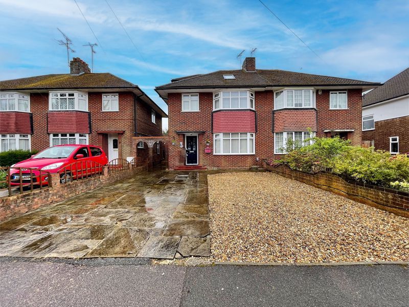 3 bed semidetached house for sale in Kingsway, Dunstable LU5, £475,000