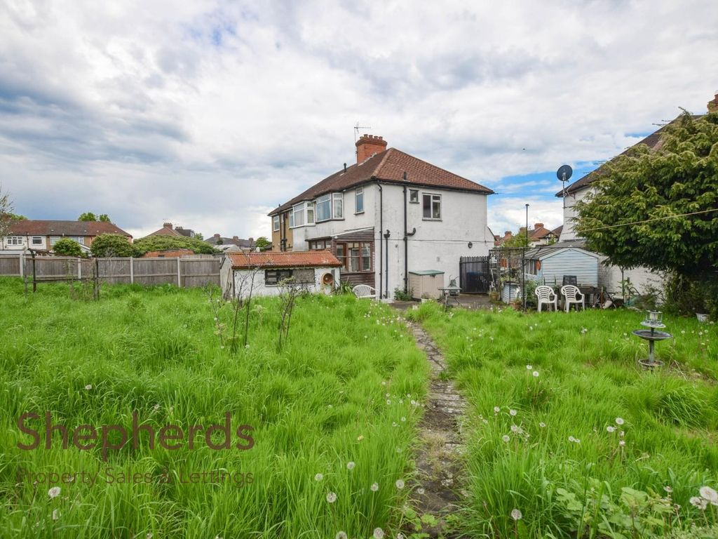 3 bed semidetached house for sale in Mapleton Crescent, Enfield EN3, £