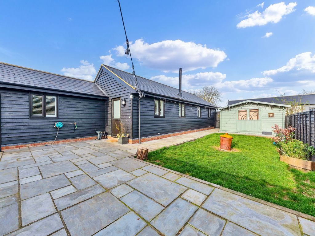 3 bed barn conversion for sale in Barley Road, Heydon SG8, £400,000
