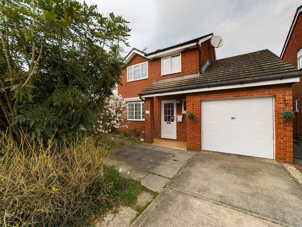 3 bed detached house for sale in Orchard Close, Hardwicke, Gloucester