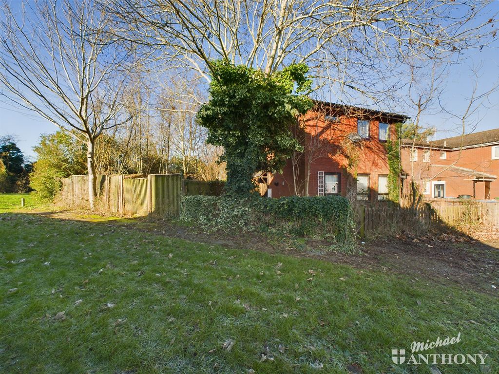 2 bed terraced house for sale in Swale Road, Aylesbury HP21, £220,000