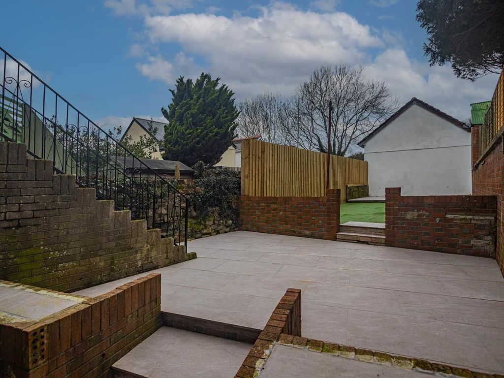 2 bed flat to rent in Pill Street, Penarth CF64, £1,250 pcm Zoopla