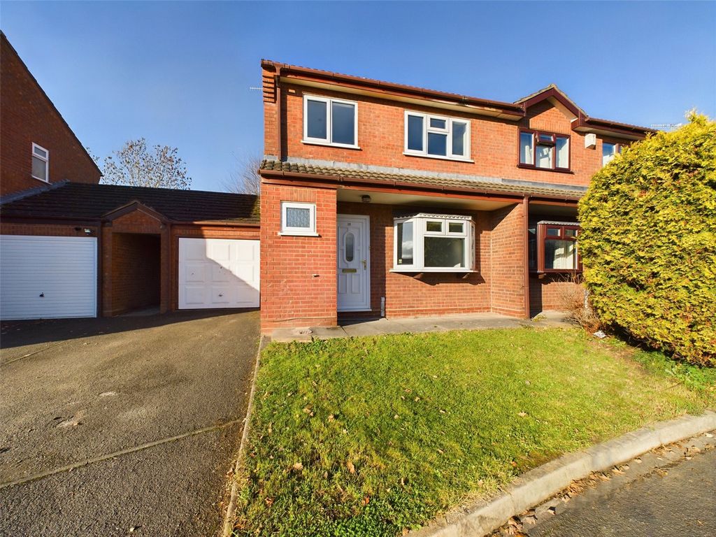 3 bed semidetached house for sale in Kingfisher Close, Worcester