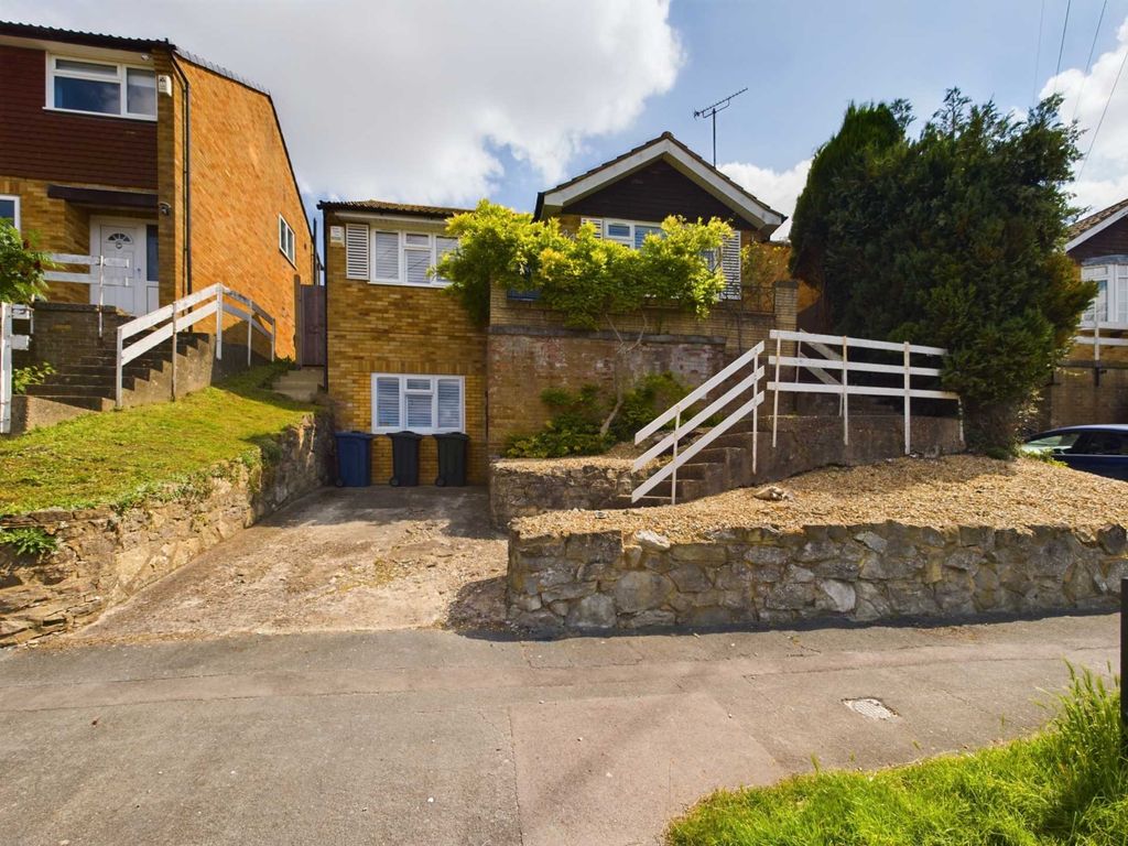 3 bed detached house for sale in Arundel Road, High HP12, £