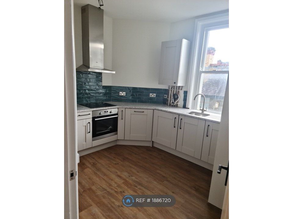 2 bed flat to rent in Penrhyn Road, Colwyn Bay LL29, £900 pcm Zoopla