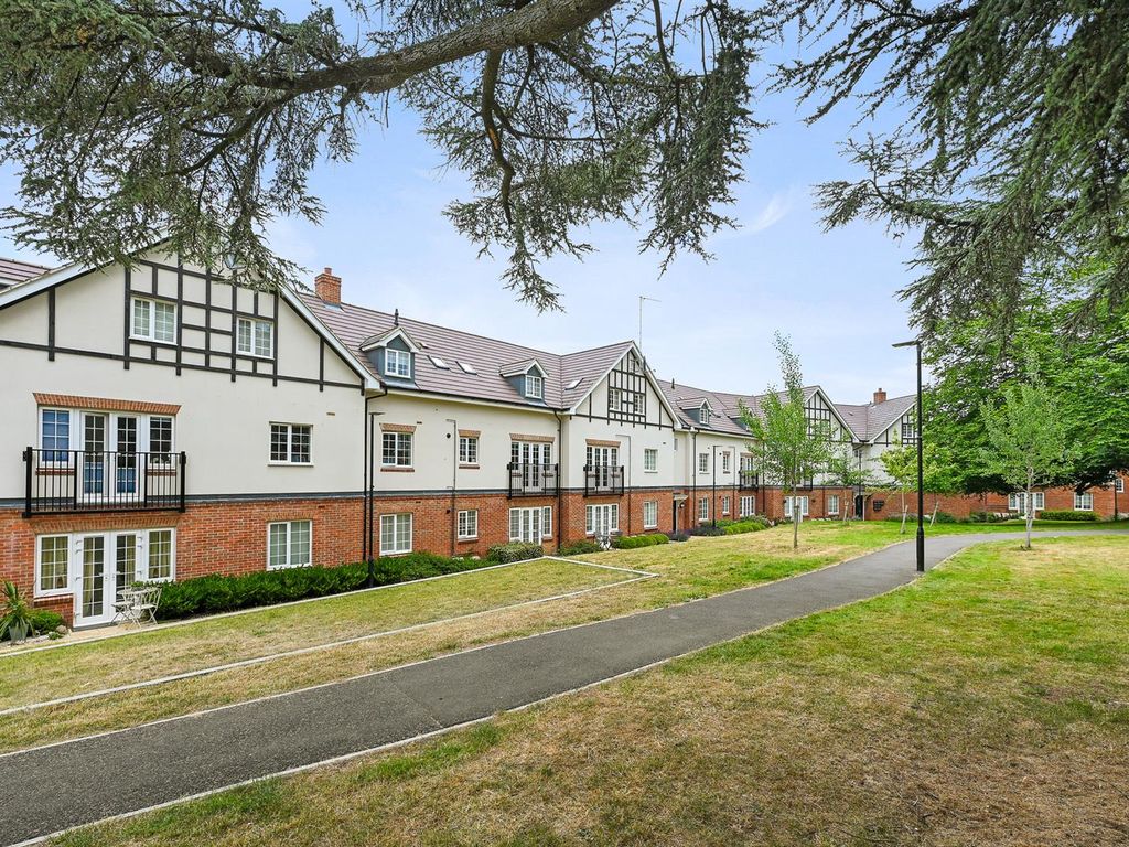 2 bed flat for sale in Grange Road, Chalfont St. Peter, Gerrards Cross