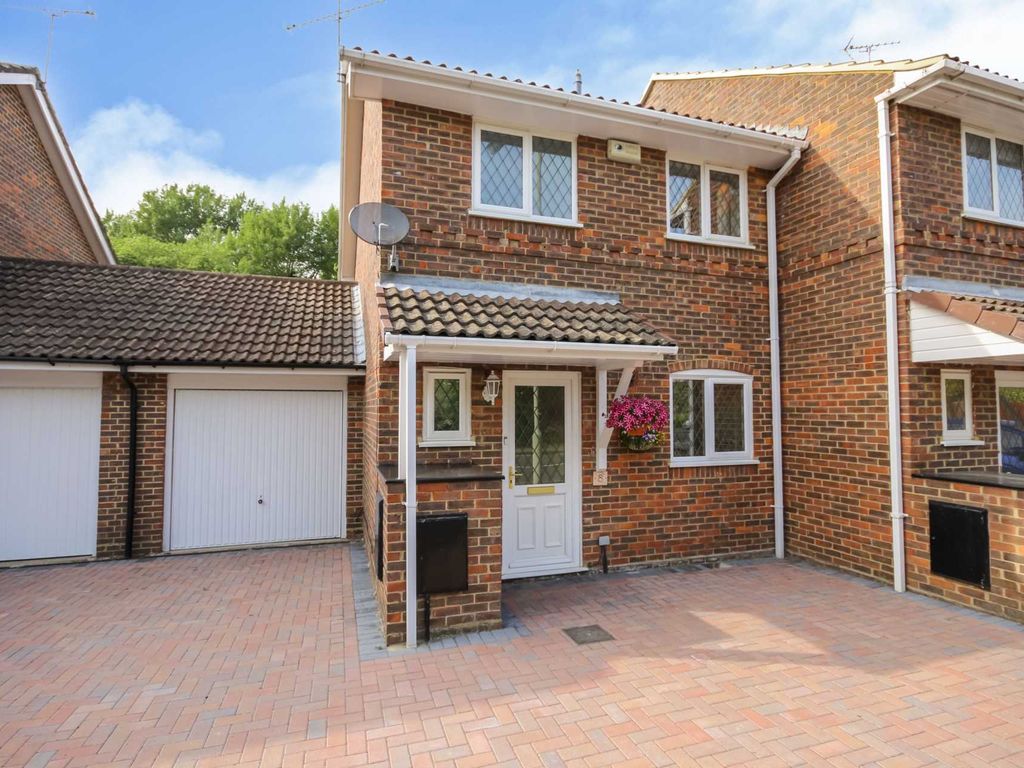 3 bed semidetached house for sale in Whitton Road, Martins Heron RG12