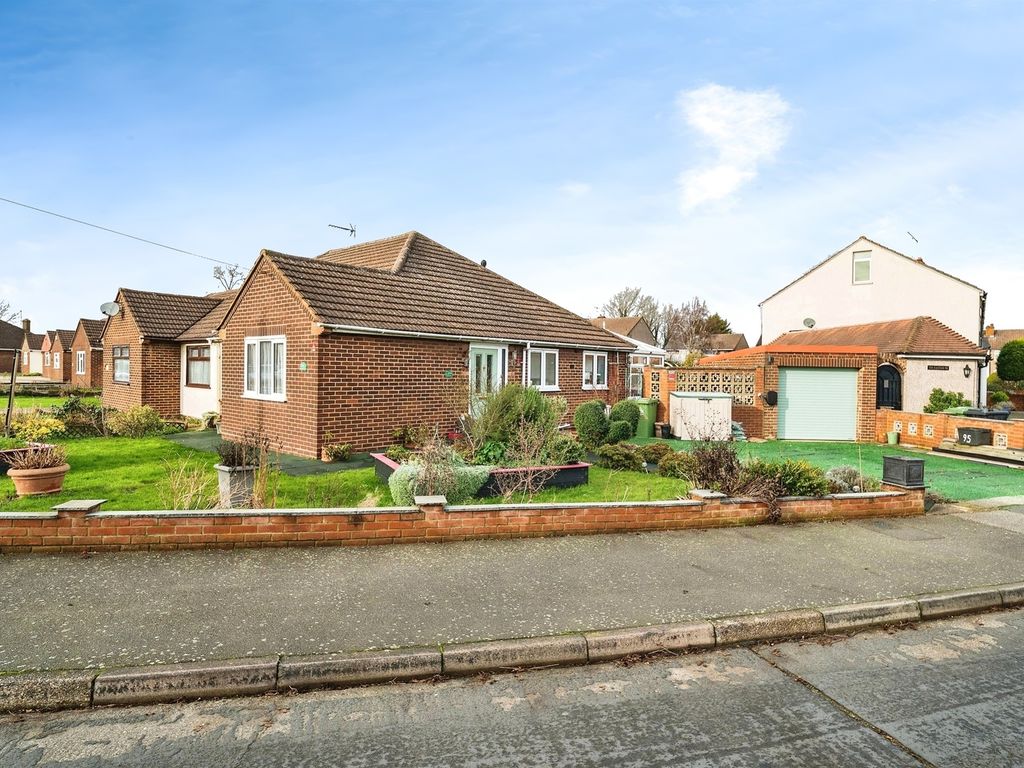 2 bed semidetached bungalow for sale in Northfield Road, Cheshunt