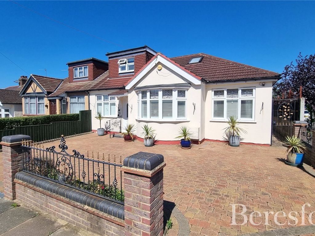 5 bed semidetached house for sale in Hillfoot Road, Romford RM5, £