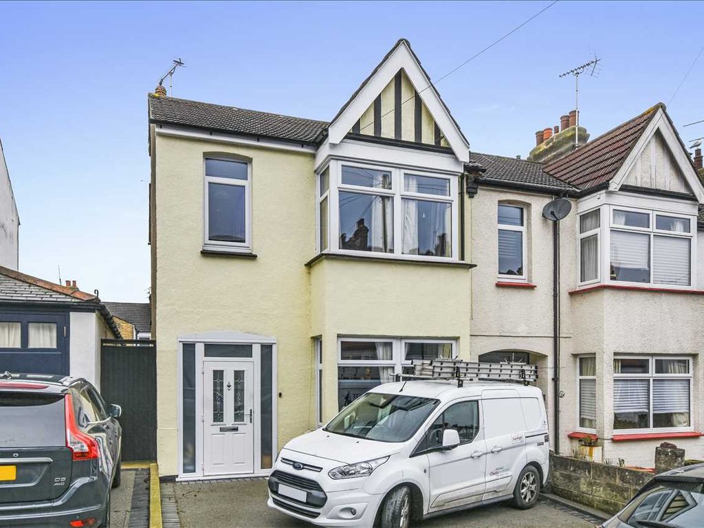 3 bed end terrace house for sale in Oakleigh Park Drive, LeighOnSea