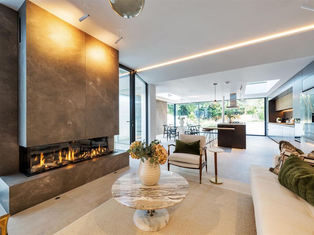 3 bed flat for sale in Garden Apartment, Oakhill Avenue, Hampstead NW3