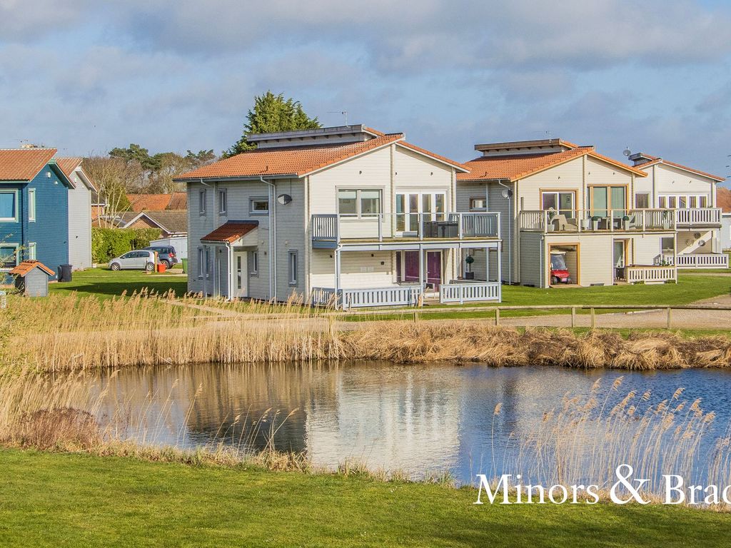 3 bed detached house for sale in Fritton, Caldecott Hall NR31, £325,000