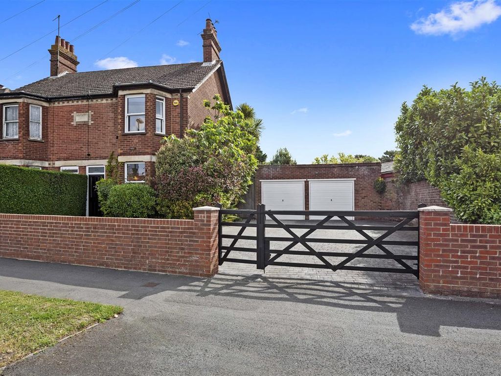 3 bed semidetached house for sale in Millthorpe Road, Horsham RH12