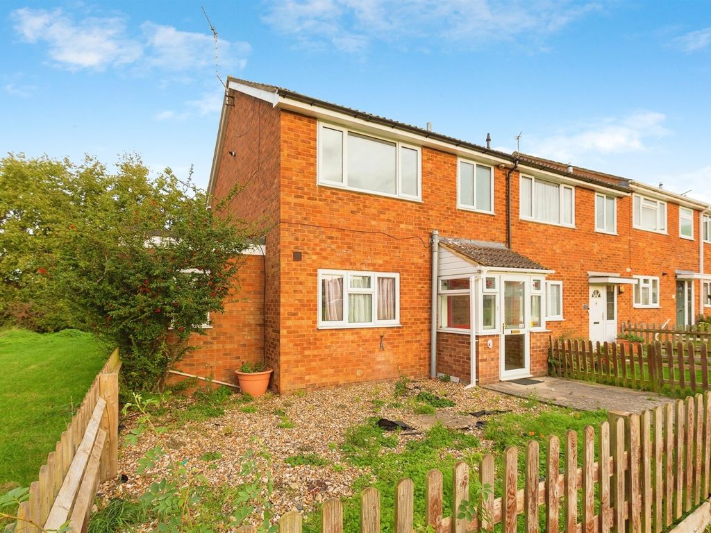 3 bed end terrace house for sale in Orwell Drive, Hawkslade, Aylesbury