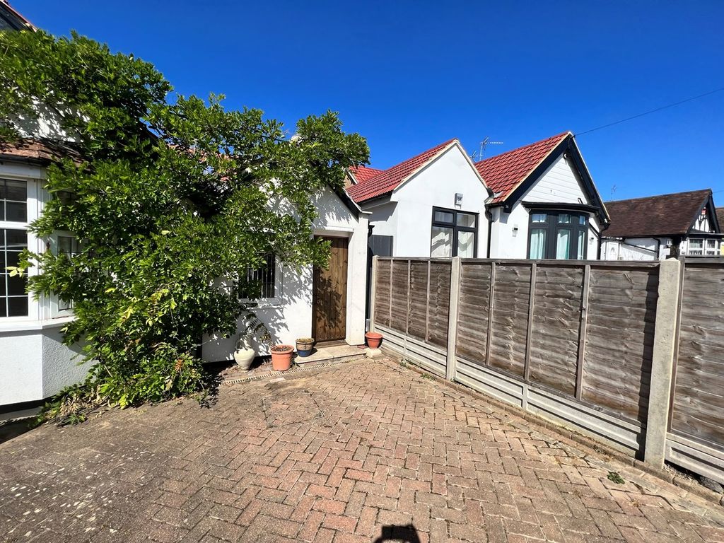 1 bed flat to rent in Byng Drive, Potters Bar EN6, £1,200 pcm Zoopla