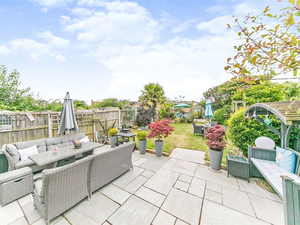 7 bed semidetached house for sale in Freeland Road, ClactonOnSea