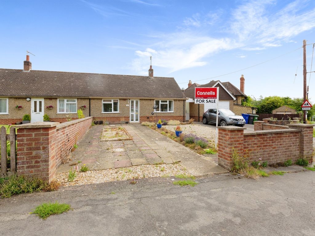 2 bed semidetached bungalow for sale in Yardley Road, Cosgrove, Milton