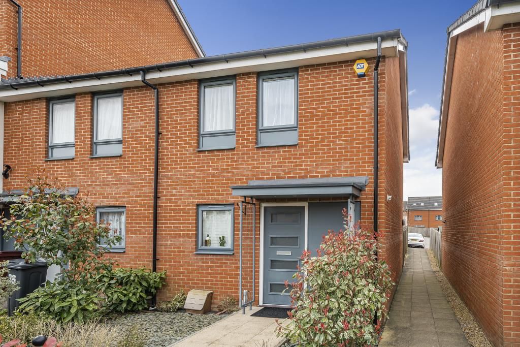 2 bed end terrace house for sale in Island, Reading RG2, £