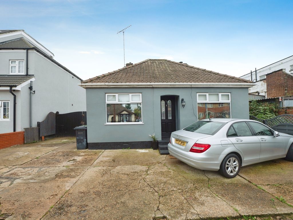 2 bed detached house for sale in Lower Mardyke Avenue, Rainham, Essex