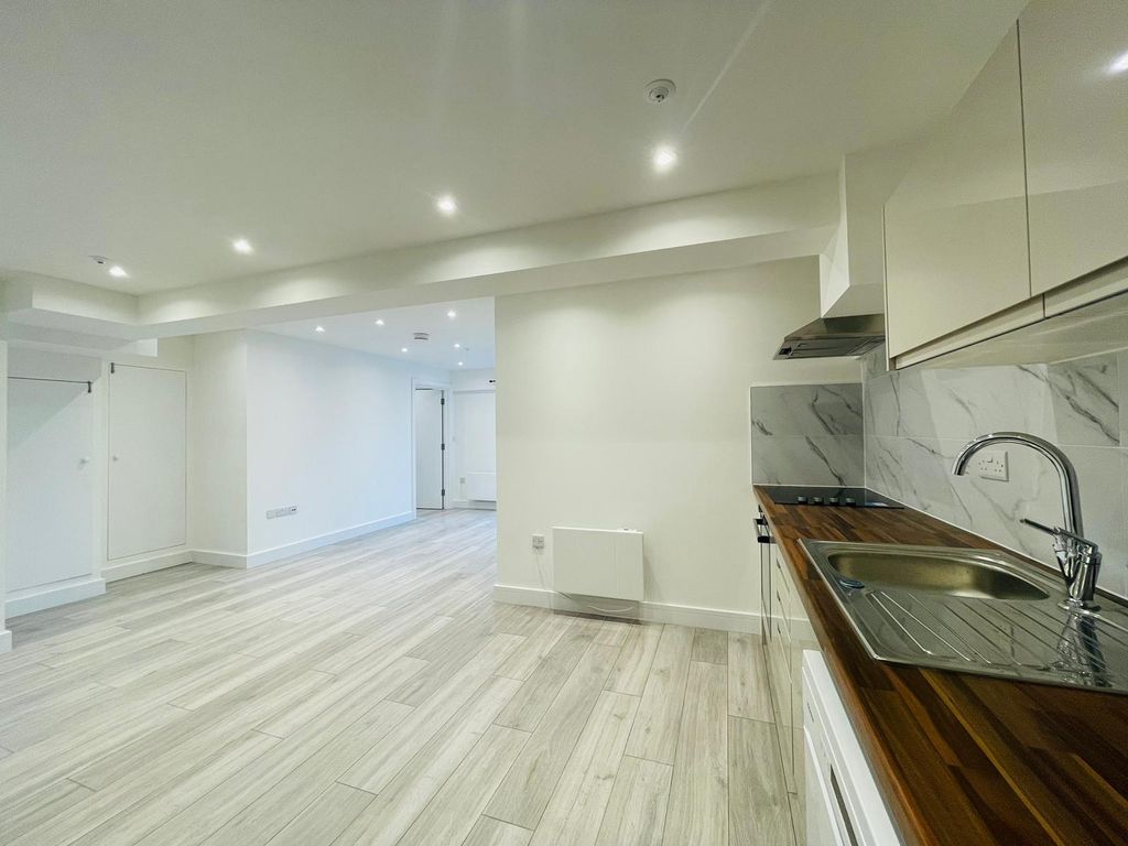 2 bed flat to rent in 2832 Desborough Street, High HP11, £