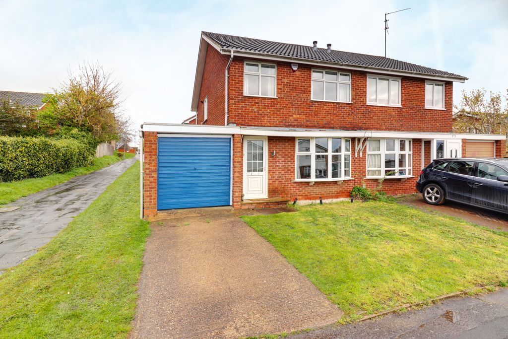 3 bed semidetached house for sale in Obelisk Rise, Kingsthorpe, Northampton NN2 Zoopla