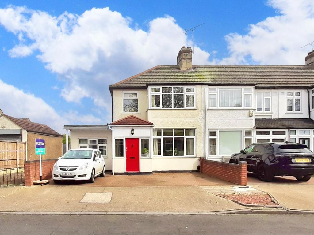 4 bed end terrace house for sale in Seabrook Gardens, Romford RM7, £