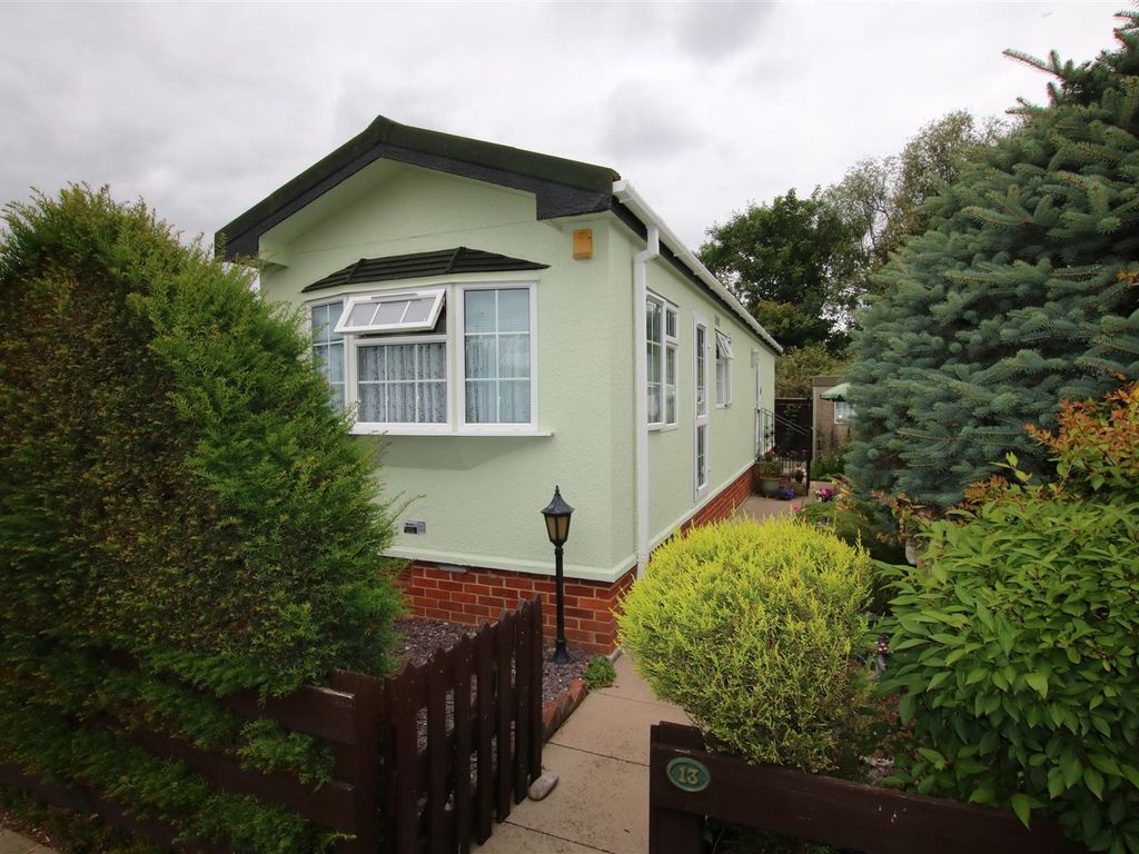 2 bed mobile/park home for sale in Fifield Road, Bray, Maidenhead SL6