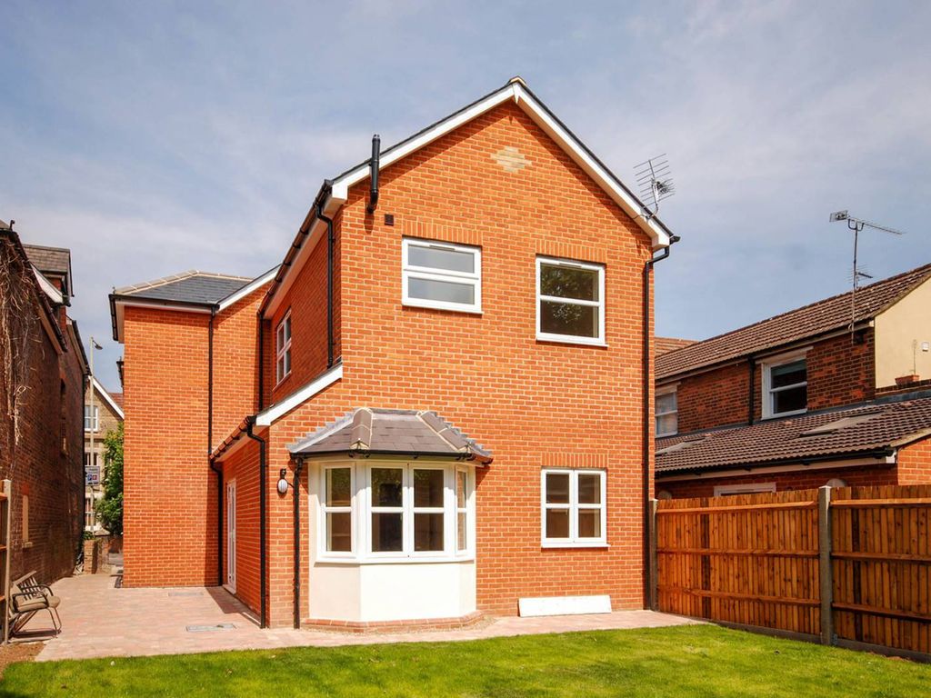 2 bed flat to rent in Farnham Road, Guildford GU2, £1,500 pcm Zoopla